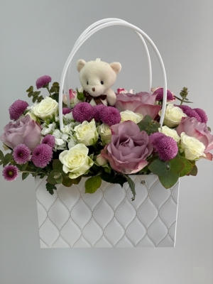 Çantada Lila Çiçek Aranjmanı